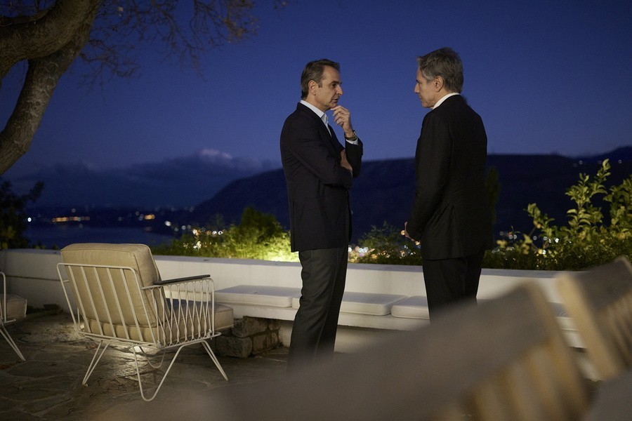 رئيس الوزراء كيرياكوس ميتسوتاكي ووزير الخارجية أنتوني بلينكن يتحدثان ويستمتعان بالمنظر من شرفة رئيس الوزراء في منزل عائلته في خانيا